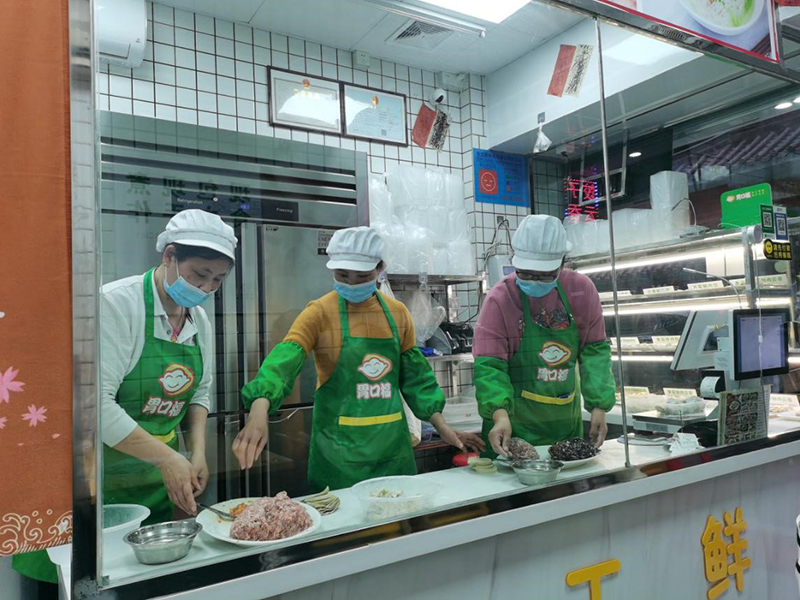 胃口福餃子是一種以傳統(tǒng)餃子為基礎(chǔ)，并結(jié)合現(xiàn)代制作工藝和口味進(jìn)行創(chuàng)新的餃子，因其美味可口，倍受消費(fèi)者的歡迎。如今，加盟胃口福餃子已成為許多創(chuàng)業(yè)者關(guān)注的焦點(diǎn)。那么，胃口福餃子加盟電話和加盟費(fèi)明細(xì)都是哪些呢？接下來，我們就來詳細(xì)了解一下。 胃口福餃子加盟電話： 作為一家知名的連鎖品牌，胃口福餃子在全國范圍內(nèi)都設(shè)有加盟店，如今已經(jīng)成為了當(dāng)?shù)孛朗呈袌龅念I(lǐng)導(dǎo)者。因此，如果您想成為胃口福餃子的加盟商，那么您可以撥打如下電話咨詢加盟相關(guān)事宜： 胃口福餃子加盟電話：400-063-3653 通過撥打以上電話，您可以獲得胃口福餃子加盟的詳細(xì)信息和加盟流程，當(dāng)然也可以直接去胃口福餃子官網(wǎng)進(jìn)行了解。 胃口福餃子加盟費(fèi)用： 除了電話咨詢胃口福餃子加盟的相關(guān)事宜之外，了解胃口福餃子加盟費(fèi)用也是創(chuàng)業(yè)者們非常關(guān)心的問題。在此，我們來介紹一下胃口福餃子加盟的費(fèi)用明細(xì)。 加盟費(fèi)用： 創(chuàng)業(yè)者需要交納約10萬元的加盟費(fèi)用（根據(jù)加盟店規(guī)模不同，費(fèi)用也會有所不同），這筆費(fèi)用將用于購買胃口福餃子的帶有品牌標(biāo)志的裝修材料、設(shè)備、開業(yè)支持、培訓(xùn)等方面。 首批進(jìn)貨金： 創(chuàng)業(yè)者還需要投入25萬元左右的首批進(jìn)貨金。胃口福餃子總部承諾，這筆費(fèi)用可以在短時間內(nèi)返還給創(chuàng)業(yè)者。 其他費(fèi)用： 除了加盟和進(jìn)貨費(fèi)用外，創(chuàng)業(yè)者還需要考慮其他開店所必需的費(fèi)用，例如房租、員工工資、水電費(fèi)等，這些費(fèi)用根據(jù)店面面積和員工數(shù)量等因素而不同，創(chuàng)業(yè)者需要進(jìn)行詳細(xì)的測算。 以上是關(guān)于胃口福餃子加盟電話和費(fèi)用明細(xì)的介紹，相信這些信息對于創(chuàng)業(yè)者來說非常有幫助。如果您對于胃口福餃子加盟還有其他疑問或者想要了解更多信息，可以撥打胃口福餃子官方電話或者進(jìn)入其官網(wǎng)進(jìn)行了解。