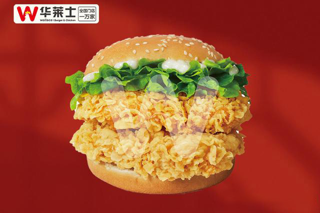 <p><strong>華萊士漢堡加盟費明細</strong></p> <p>加盟一家華萊士總投資為30萬以上，暫不收取加盟費，但是需要繳納1萬元的品牌使用費。以100平米地那面為例，裝修時按照每平米800-1500元來算，設備和材料的采購費用是6-10萬，還有門店的租金為0.5-1萬元，流動資金6-10萬左右即可。員工工資有明顯的區別，主要是看城市等級，人均月工資從2000元到4000元不等。</p>